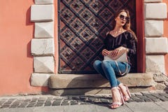 Ritratto all'aperto di bella donna alla moda in vetri sulla via Abbigliamento ed accessori d'uso di estate del modello di moda immagine stock libera da diritti Ritratto all'aperto di bella donna alla moda in vetri sulla via Abbigliamento ed accessori d'uso di estate del modello di moda immagine stock libera da diritti
