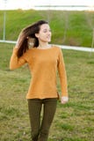Ritratto all'aperto di bella risata felice della ragazza dell'adolescente Immagini Stock Ritratto all'aperto di bella risata felice della ragazza dell'adolescente Immagini Stock