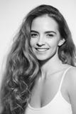 Ritratto in bianco e nero di giovane ragazza sorridente felice w Immagini Stock Libere da Diritti Ritratto in bianco e nero di giovane ragazza sorridente felice w Immagini Stock Libere da Diritti