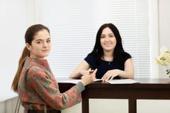 ritratto che sorride due donne giovani Amministratore della clinica dentaria e paziente immagine stock ritratto che sorride due donne giovani Amministratore della clinica dentaria e paziente immagine stock
