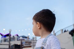 Ritratto dei due anni svegli di buio del ragazzo sentire fotografia stock Ritratto dei due anni svegli di buio del ragazzo sentire fotografia stock