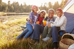 Ritratto dei nonni con i bambini che si accampano dal lago Fotografia Stock Libera da Diritti Ritratto dei nonni con i bambini che si accampano dal lago Fotografia Stock Libera da Diritti