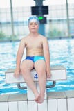 Ritratto del bambino sulla piscina immagini stock libere da diritti Ritratto del bambino sulla piscina immagini stock libere da diritti