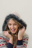 Ritratto del fronte di bellezza della donna sorridente attraente nel clothin caldo Immagine Stock Libera da Diritti Ritratto del fronte di bellezza della donna sorridente attraente nel clothin caldo Immagine Stock Libera da Diritti