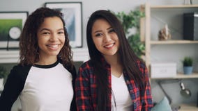 Ritratto del movimento lento degli amici razza mista asiatico e afroamericano degli studenti graziosi che esaminano macchina foto archivi video Ritratto del movimento lento degli amici razza mista asiatico e afroamericano degli studenti graziosi che esaminano macchina foto archivi video