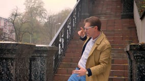 Ritratto del primo piano dell'uomo d'affari caucasico felice attraente che balla e che è eccitato nell'aria aperta del parco nel video d archivio Ritratto del primo piano dell'uomo d'affari caucasico felice attraente che balla e che è eccitato nell'aria aperta del parco nel video d archivio