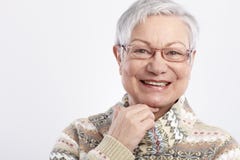 Ritratto del primo piano della donna anziana sorridente immagine stock libera da diritti Ritratto del primo piano della donna anziana sorridente immagine stock libera da diritti