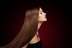 Ritratto del primo piano di bella giovane donna con capelli brillanti lunghi eleganti fotografia stock libera da diritti Ritratto del primo piano di bella giovane donna con capelli brillanti lunghi eleganti fotografia stock libera da diritti