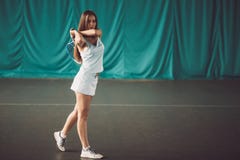 Ritratto del tennis della ragazza in un campo da tennis dell'interno fotografia stock libera da diritti Ritratto del tennis della ragazza in un campo da tennis dell'interno fotografia stock libera da diritti