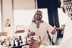 Ritratto dell'arabo sorridente che allunga le sue armi fotografia stock libera da diritti Ritratto dell'arabo sorridente che allunga le sue armi fotografia stock libera da diritti