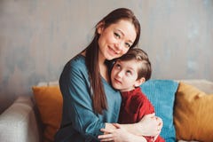 ritratto dell'interno della madre amorosa felice che conforta il figlio del bambino a casa fotografia stock ritratto dell'interno della madre amorosa felice che conforta il figlio del bambino a casa fotografia stock