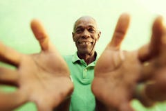 Uomo africano anziano con le mani e armi aperte, abbracciando la macchina fotografica immagine stock Uomo africano anziano con le mani e armi aperte, abbracciando la macchina fotografica immagine stock