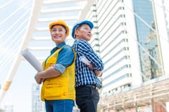 Ritratto della condizione e del looki dell'ingegnere industriale dei partner del gruppo immagini stock libere da diritti Ritratto della condizione e del looki dell'ingegnere industriale dei partner del gruppo immagini stock libere da diritti