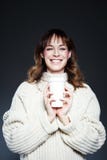 Ritratto della donna con capelli lunghi con la tazza di caffè eliminabile asportabile in mani, maglione bianco d'uso di inverno, fotografia stock Ritratto della donna con capelli lunghi con la tazza di caffè eliminabile asportabile in mani, maglione bianco d'uso di inverno, fotografia stock
