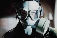 Ritratto della donna con la maschera antigas fotografie stock Ritratto della donna con la maschera antigas fotografie stock