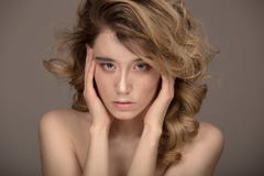 Ritratto della donna di modo Bello trucco dei capelli ricci fotografia stock libera da diritti Ritratto della donna di modo Bello trucco dei capelli ricci fotografia stock libera da diritti