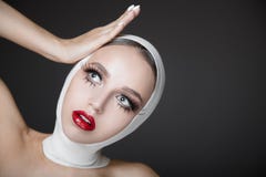 Ritratto della donna di modo con trucco luminoso Cigli lunghi e labbra lucide rosse Trucco del fronte fotografia stock Ritratto della donna di modo con trucco luminoso Cigli lunghi e labbra lucide rosse Trucco del fronte fotografia stock