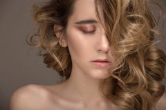 Ritratto della donna di modo del primo piano Trucco e acconciatura fotografia stock Ritratto della donna di modo del primo piano Trucco e acconciatura fotografia stock