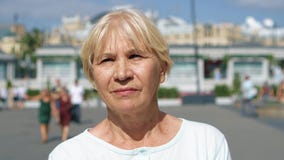 Ritratto della donna sorridente che sta all'aperto esaminante macchina fotografica Pensionato che viaggia a Mosca, Russia archivi video Ritratto della donna sorridente che sta all'aperto esaminante macchina fotografica Pensionato che viaggia a Mosca, Russia archivi video