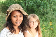 Ritratto della donna tropicale e della ragazza caucatian immagini stock libere da diritti Ritratto della donna tropicale e della ragazza caucatian immagini stock libere da diritti