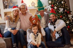 Ritratto della famiglia allargata in cappelli di Natale fotografie stock libere da diritti Ritratto della famiglia allargata in cappelli di Natale fotografie stock libere da diritti