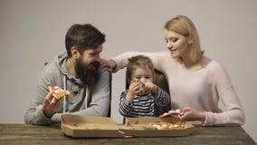 Ritratto della famiglia felice che mangia pizza E Fetta di pizza di merguez originale classica italiana fresca isolata stock footage Ritratto della famiglia felice che mangia pizza E Fetta di pizza di merguez originale classica italiana fresca isolata stock footage