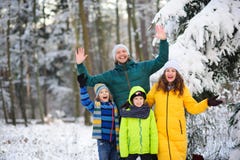 Ritratto della famiglia nella foresta di inverno Immagine Stock Ritratto della famiglia nella foresta di inverno Immagine Stock