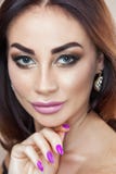Ritratto della giovane donna attraente con bello trucco fotografia stock libera da diritti Ritratto della giovane donna attraente con bello trucco fotografia stock libera da diritti