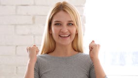 Ritratto della giovane donna felice che celebra successo immagini stock Ritratto della giovane donna felice che celebra successo immagini stock
