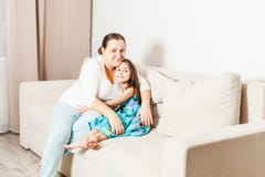 Ritratto della madre e della figlia a casa fotografia stock Ritratto della madre e della figlia a casa fotografia stock