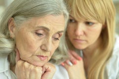 Ritratto della madre senior triste con la figlia adulta Immagini Stock Libere da Diritti Ritratto della madre senior triste con la figlia adulta Immagini Stock Libere da Diritti
