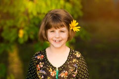 Ritratto della ragazza adorabile con il fiore in capelli immagini stock Ritratto della ragazza adorabile con il fiore in capelli immagini stock