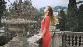 Ritratto della ragazza alla moda al vestito rosso video d archivio Ritratto della ragazza alla moda al vestito rosso video d archivio