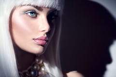 Ritratto della ragazza del modello di moda Donna di bellezza con trucco di inverno e dei capelli bianchi Immagine Stock Ritratto della ragazza del modello di moda Donna di bellezza con trucco di inverno e dei capelli bianchi Immagine Stock