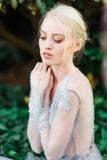 Ritratto della sposa di stordimento in bello vestito da sposa blu su sfondo naturale immagini stock libere da diritti Ritratto della sposa di stordimento in bello vestito da sposa blu su sfondo naturale immagini stock libere da diritti