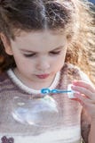 Ritratto delle bolle del colpo della bambina immagine stock libera da diritti Ritratto delle bolle del colpo della bambina immagine stock libera da diritti