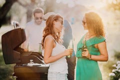 Ritratto delle ragazze felici che godono delle birre leggere e che si divertono al partito della griglia del barbecue fotografia stock libera da diritti Ritratto delle ragazze felici che godono delle birre leggere e che si divertono al partito della griglia del barbecue fotografia stock libera da diritti
