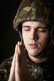 Ritratto dello studio del soldato In Uniform Praying Immagini Stock Ritratto dello studio del soldato In Uniform Praying Immagini Stock