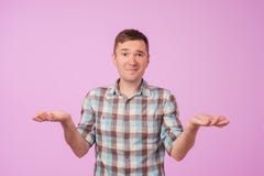 Ritratto dello studio della rappresentazione bella confusa del tipo non ho gesto di idea fotografie stock libere da diritti Ritratto dello studio della rappresentazione bella confusa del tipo non ho gesto di idea fotografie stock libere da diritti