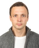 Ritratto dello studio di giovane uomo europeo immagini stock libere da diritti Ritratto dello studio di giovane uomo europeo immagini stock libere da diritti