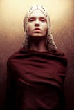 ritratto di Arte-modo del regina-guerriero affascinante in capo dorato fotografia stock ritratto di Arte-modo del regina-guerriero affascinante in capo dorato fotografia stock