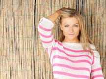 Ritratto di bella giovane donna bionda con la mano in capelli fotografia stock libera da diritti Ritratto di bella giovane donna bionda con la mano in capelli fotografia stock libera da diritti