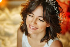 Ritratto di bella giovane donna sui precedenti delle luci, di bello trucco e di designazione immagini stock libere da diritti Ritratto di bella giovane donna sui precedenti delle luci, di bello trucco e di designazione immagini stock libere da diritti
