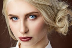 Ritratto di bella giovane foto bionda di modo della ragazza fotografie stock Ritratto di bella giovane foto bionda di modo della ragazza fotografie stock