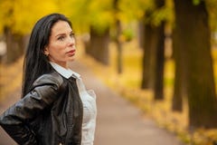 Ritratto di bella ragazza che cammina in autunno in un PA fotografia stock libera da diritti Ritratto di bella ragazza che cammina in autunno in un PA fotografia stock libera da diritti