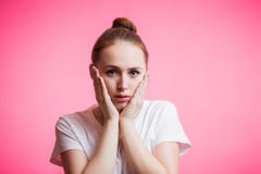 Ritratto di bella ragazza che indossa i suoi capelli rossi in panino e nella sorpresa che esamina macchina fotografica su fondo r fotografie stock libere da diritti Ritratto di bella ragazza che indossa i suoi capelli rossi in panino e nella sorpresa che esamina macchina fotografica su fondo r fotografie stock libere da diritti