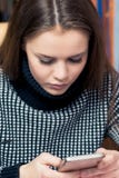 Ritratto di bella ragazza con un telefono immagine stock libera da diritti Ritratto di bella ragazza con un telefono immagine stock libera da diritti