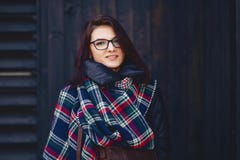 ritratto di bella ragazza in occhiali ed in una sciarpa contro w fotografie stock libere da diritti ritratto di bella ragazza in occhiali ed in una sciarpa contro w fotografie stock libere da diritti