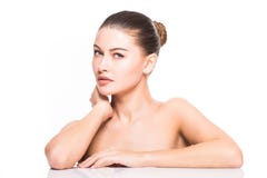 Ritratto di bellezza Bella donna della stazione termale che tocca il suo fronte Pelle fresca perfetta Isolato su priorità bassa b immagini stock Ritratto di bellezza Bella donna della stazione termale che tocca il suo fronte Pelle fresca perfetta Isolato su priorità bassa b immagini stock