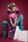 Ritratto di bellezza del vestito d'uso da modo della giovane donna con l'acconciatura creativa ed il trucco luminoso Fotografie Stock Libere da Diritti Ritratto di bellezza del vestito d'uso da modo della giovane donna con l'acconciatura creativa ed il trucco luminoso Fotografie Stock Libere da Diritti